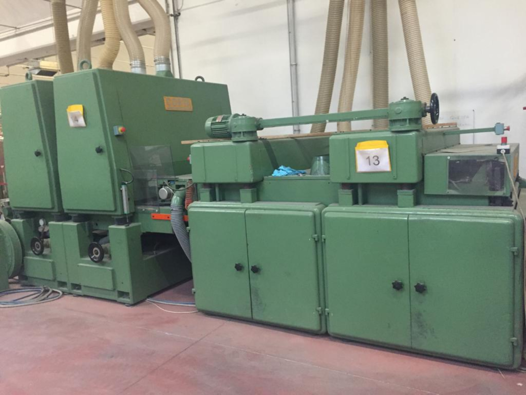 Linea di calibratura superiore + inferiore COSTA mod. GAMMA CC + MEDEA CC - cod.87: macchina verde con tubi di aspirazione e parti di